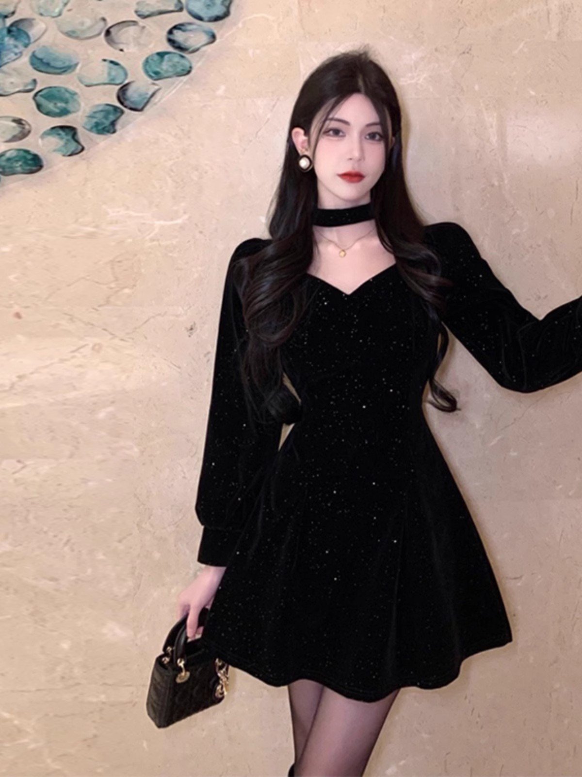 法式气质黑色挂脖丝绒连衣裙女早秋季高级性