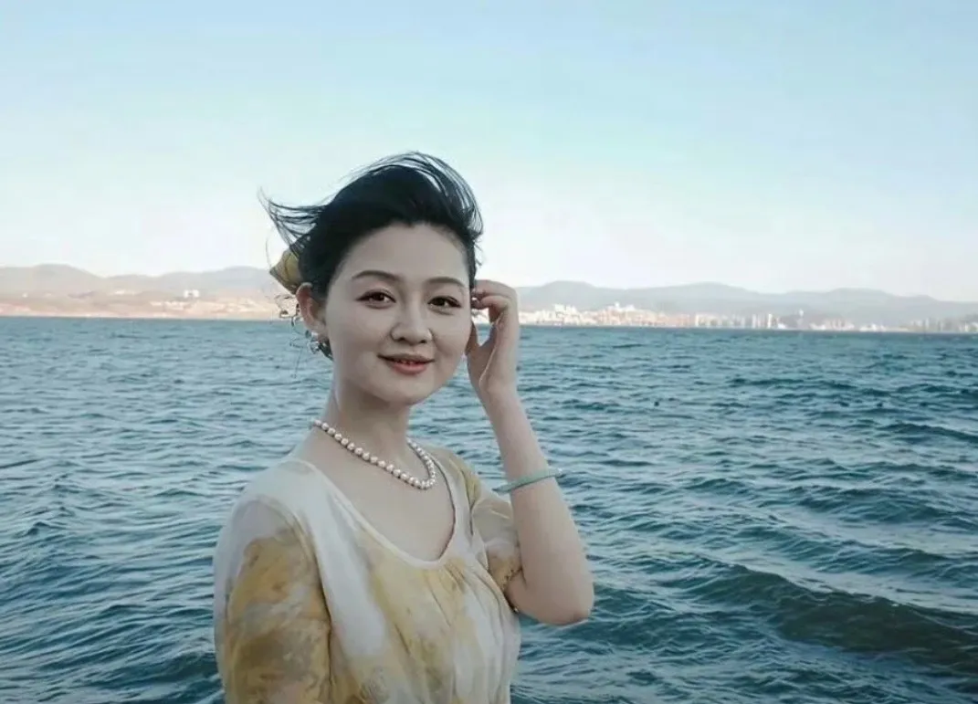 乍一看很像一位已故的老熟人了，你们看出来像谁吗？