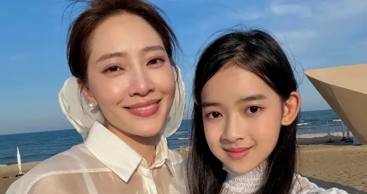 秦子越带女儿海边拍照，同穿半透白色衣服，颜值出众下巴还特别像