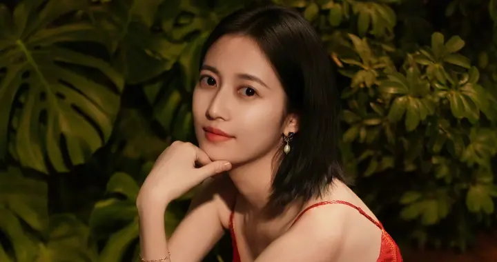 红裙陈钰琪美出新高度，双向奔赴的爱最甜