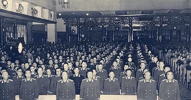 1955年授衔，毛主席手拿中将肩章看着谭家述，凝重问道：仇报了吗