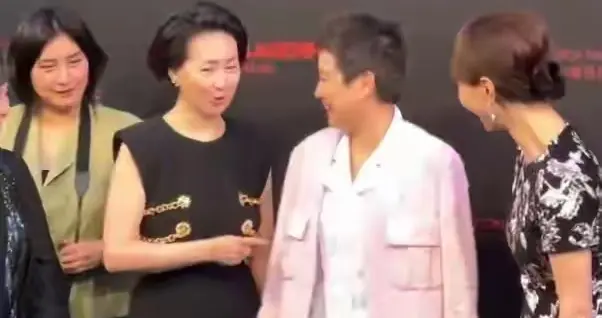 何超琼被指偏心三房弟妹，四房弟弟结婚，不到场不祝福，表现冷漠