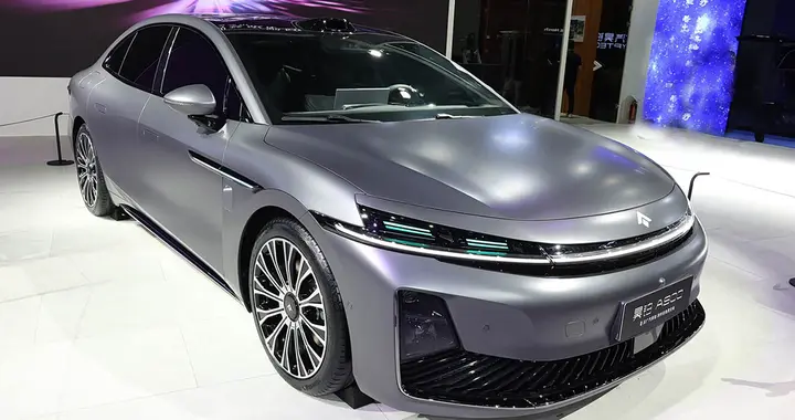 国产又一中大型轿车，广汽昊铂A800上市，无框车门，后排2+1座椅