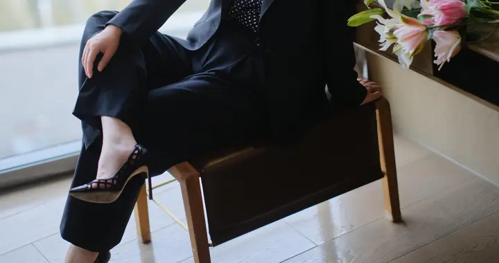 演员叶璇脚踩黑色高跟写真，真是妈咪级别