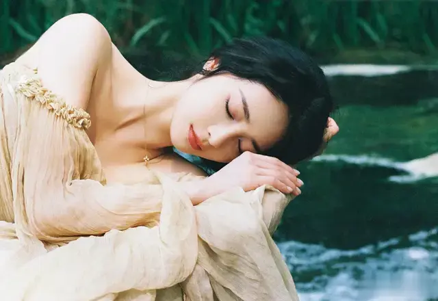 瀑布下的周洁琼