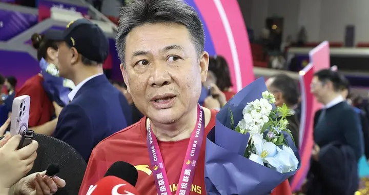 蔡斌现在还是国内最好的女排俱乐部教练，只是不适合中国女排而已