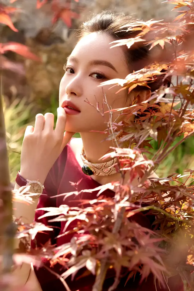 鲜艳红裙的倪妮尽显婀娜身姿