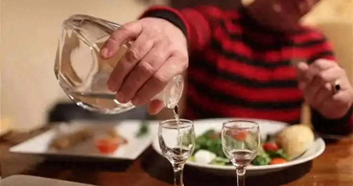 医生发现：老人若长时间不饮酒，用不了几个月，身体或有3大改善