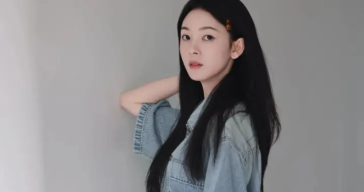 陈瑶牛仔裤拖鞋特别清纯