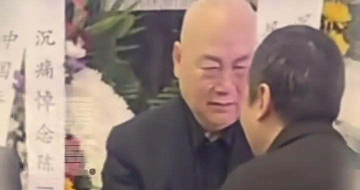 陈丽华追悼会细节：迟重瑞露面神情悲痛，众星冒雨送别