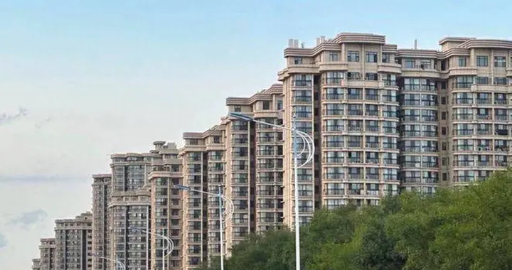 国内房子明明已经过剩了，为什么还要不停的建？温铁军曾一语道破