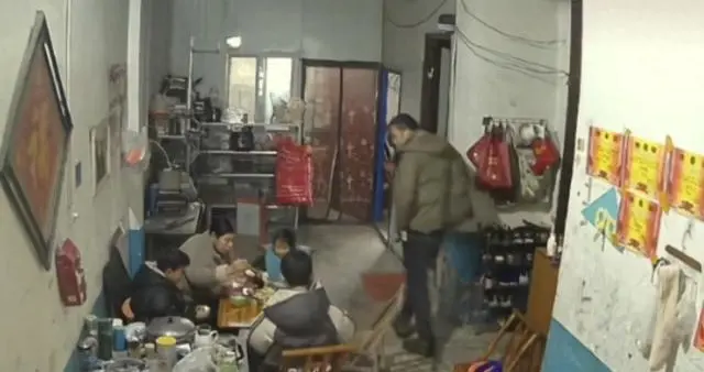 河南30岁胸痛省钱不治，厕所猝逝，留3孩满墙奖状令人泪目