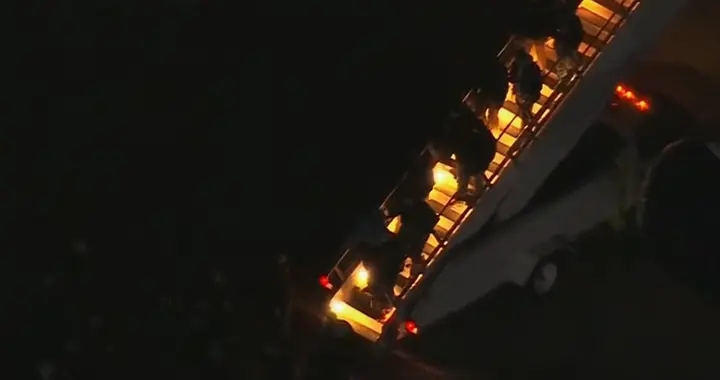 马杜罗抵达纽约，走下飞机舷梯画面曝光