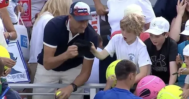 波兰富豪抢走小孩的帽子，火速塞进妻子包包，被骂后发文掀起风波