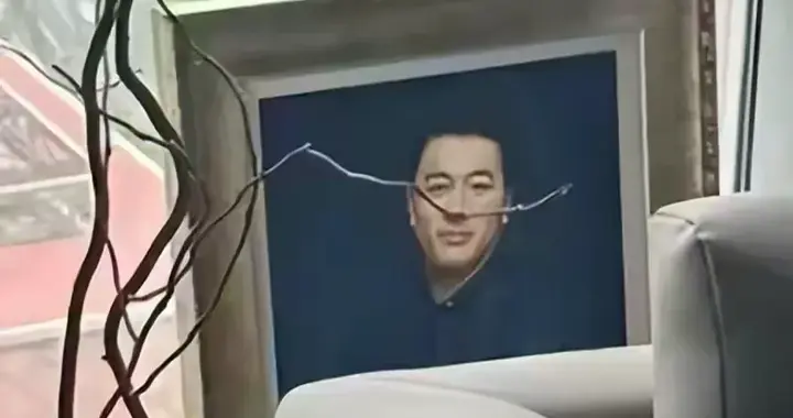 张雪峰办公室最新曝光：窗台枯枝照片相互辉映，门口鲜花怒放！