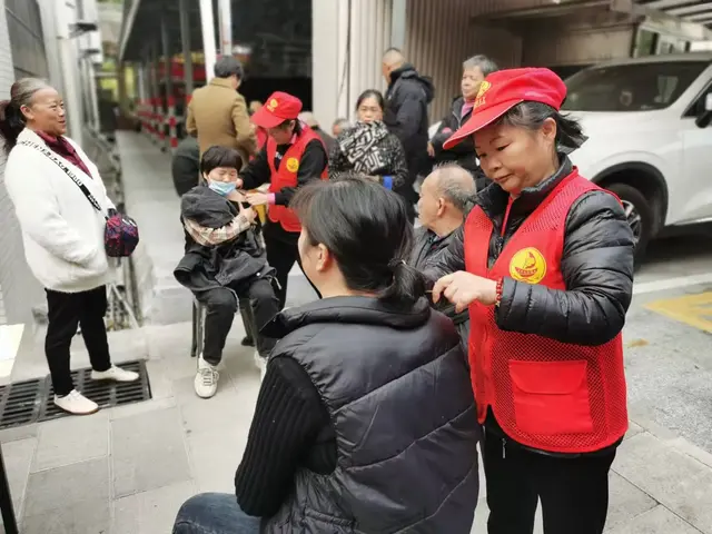 心系群众办实事 便民服务暖人心