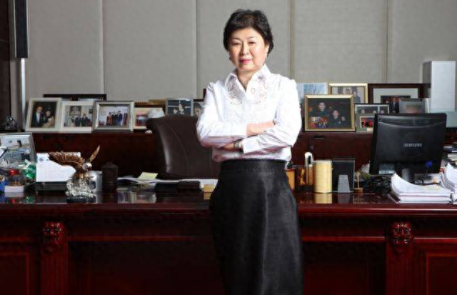 中国第一位女首富张茵：靠回收废纸，坐拥270亿身家