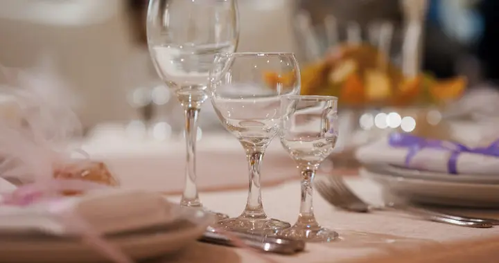 酒瘾自测：喝酒有这4种情况，别不承认，你已经是“酗酒者”了