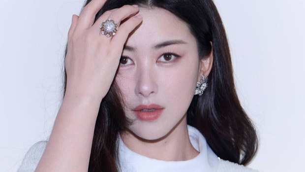 朱珠红唇冷眸尽显精致贵气 发丝飘扬造型明艳灵动