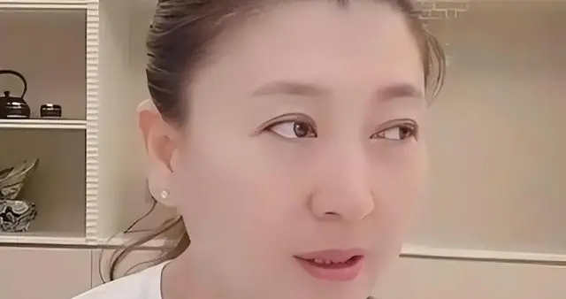 闫学晶丑闻再曝！一人已被拘留，婚变内幕被扒，亲手拔父亲氧气管