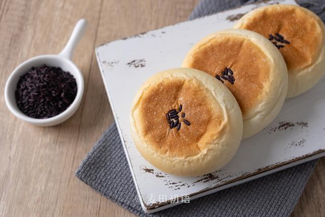 香甜软糯的紫米面包，满满的紫米馅超级好吃