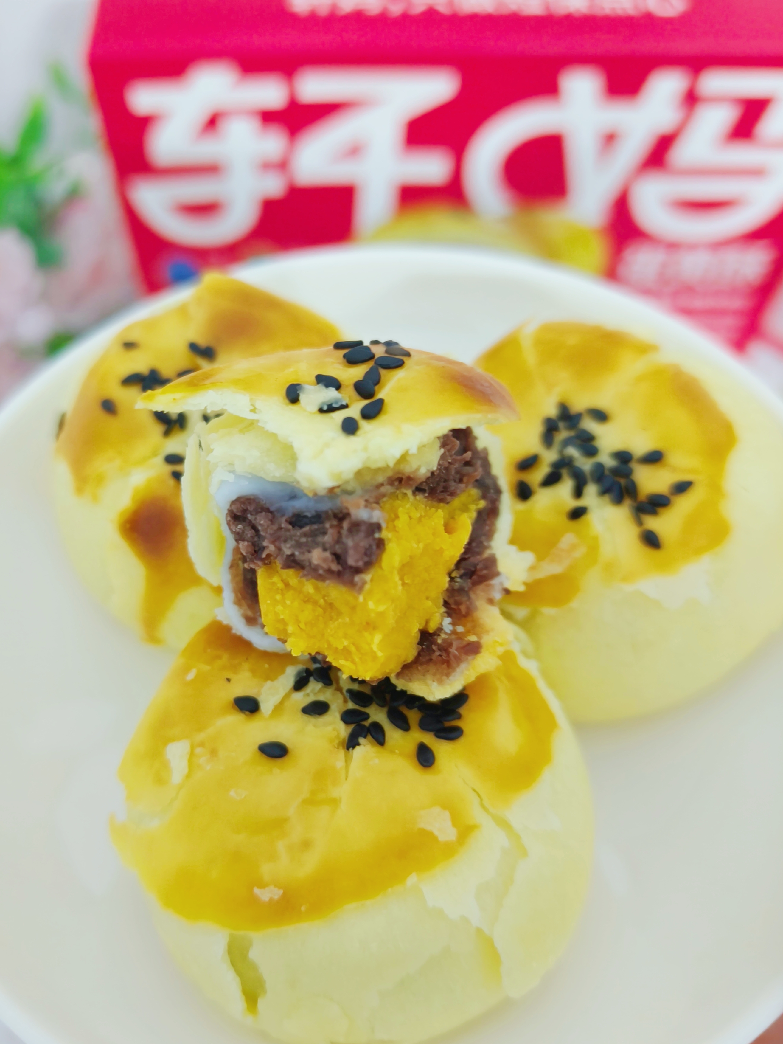 不愧是轩妈蛋黄酥，吃过都为它爆灯