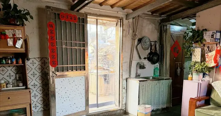 蜗居废品站又如何，江苏一家三口用行动证明：干净是最好的风水