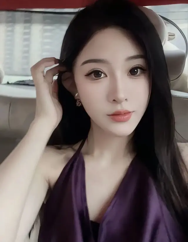 秀发乌泽如漆，亮可鉴人。
