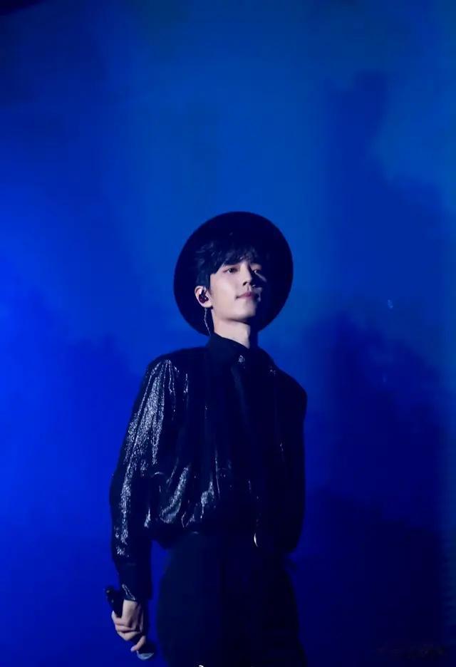 肖战这身材真是太优越了，宽肩细腰大长腿