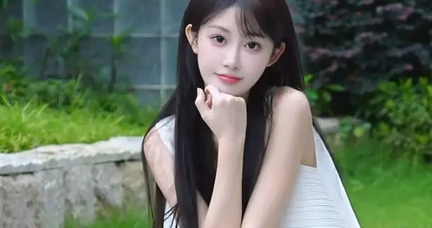 💞星光图鉴｜第19期｜菠萝酱：华南车模圈人气顶流的光影魅力