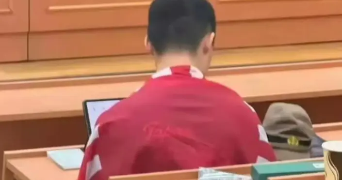 出事了！南京留学生身披旭日旗、摆放日军军帽，中国同学当场怒怼