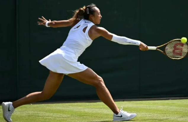 郑钦文首轮出局，连续3年一轮游，赛后采访透露，输球原因怪太阳