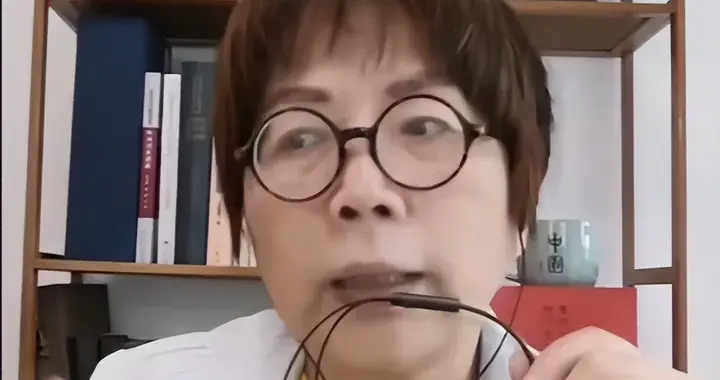 统派标杆黄智贤，为何突然“叛变”，她与馆长的心路说明了什么？