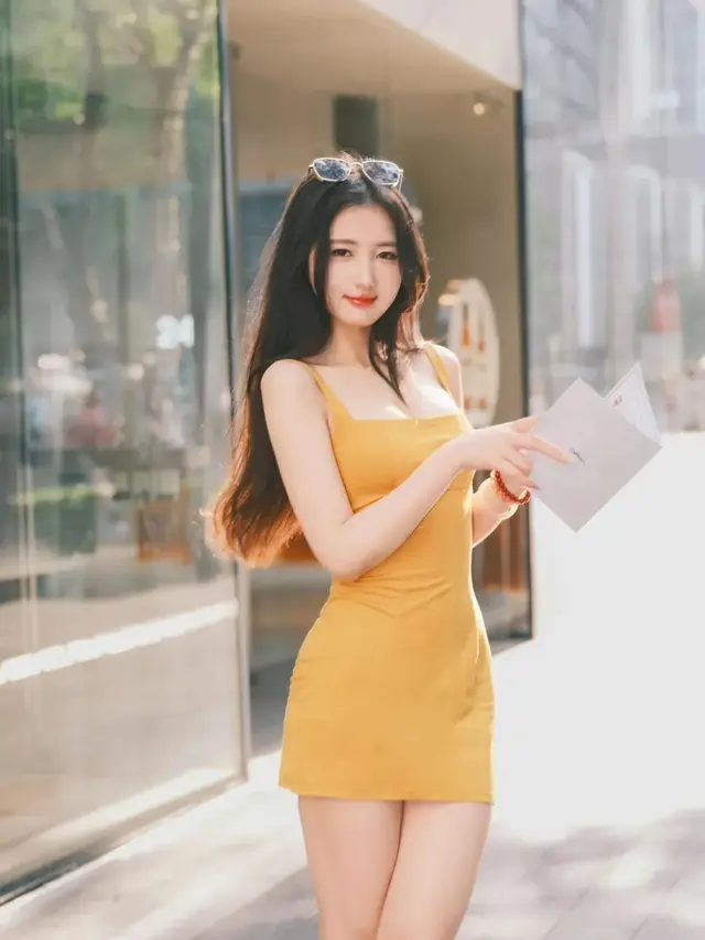 辣妹吊带连衣短裙，尽显温柔优雅气质