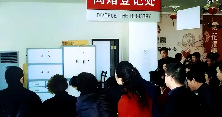 民政局离婚排队人爆满，反映一个真相：年轻人不结婚，是父母导致