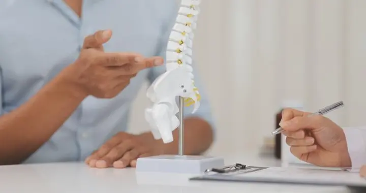 有无骨质疏松，晒太阳就知？医生：易骨折的人，晒太阳或有4异常