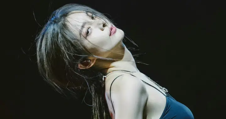 傅菁魅力舞台，吊带牛仔，酷飒有型。