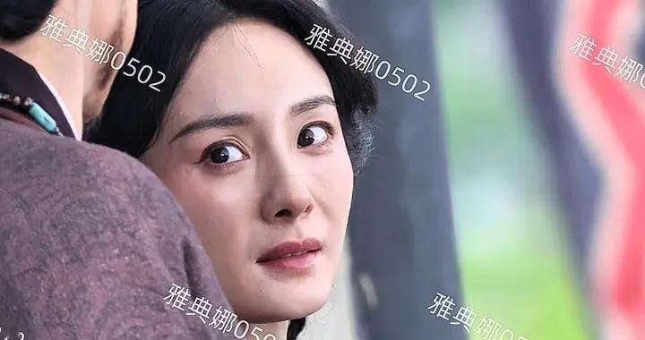 杨幂一直追求的少女感终究离她远去不到40满脸疲惫不转型也不行了