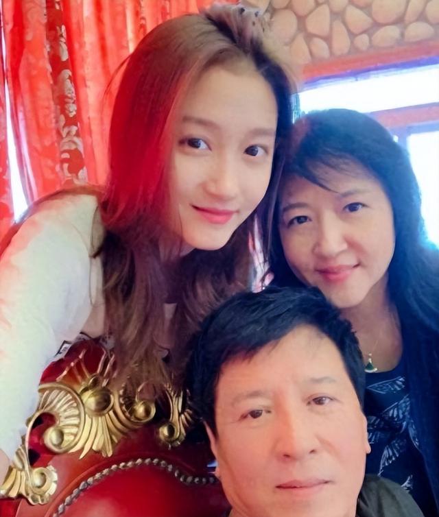 亲姐去世后，父亲却对外称关晓彤是独生女，关家在“隐藏”什么？