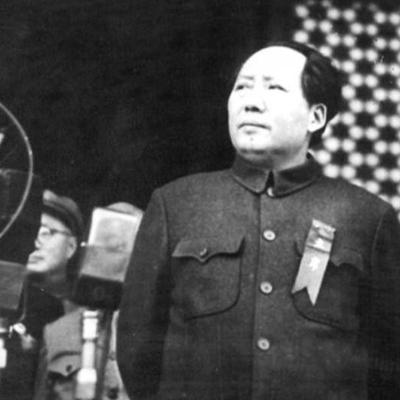 小妹讲史：开国大典那天，她搀扶毛主席登上