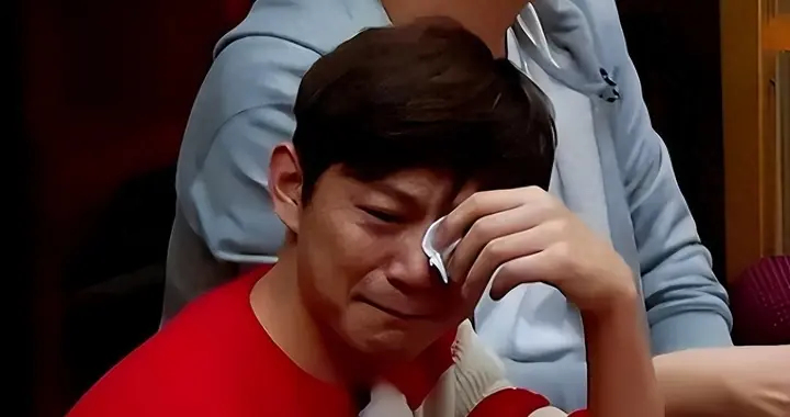 世上没后悔药？无妻无子、与保姆相伴的何炅，走上了另外一条道路