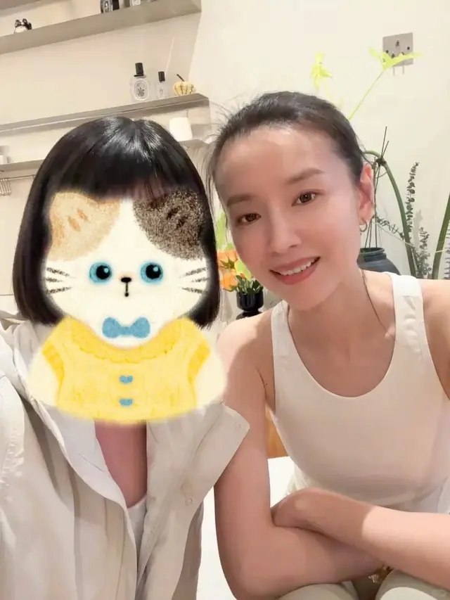 45岁董洁的状态真好！灰色网纱镂空开衫+白色T恤，时髦又减龄！