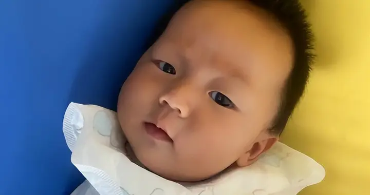 “聪明娃，藏不住”一岁前4个特征，娃占一半，智力都很高