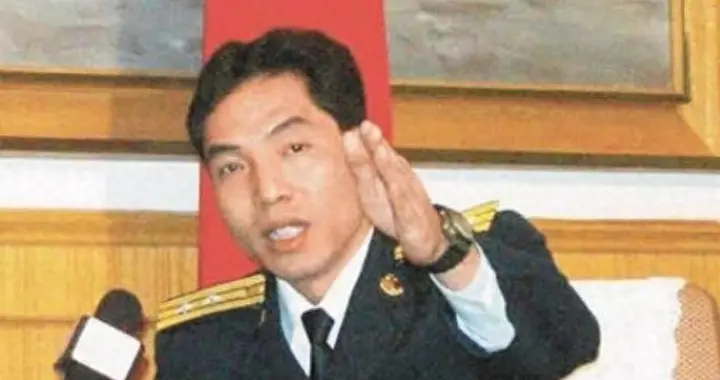 2001年，岳父得知女婿竟和王伟同时驾机执行任务，赶紧通知全家人