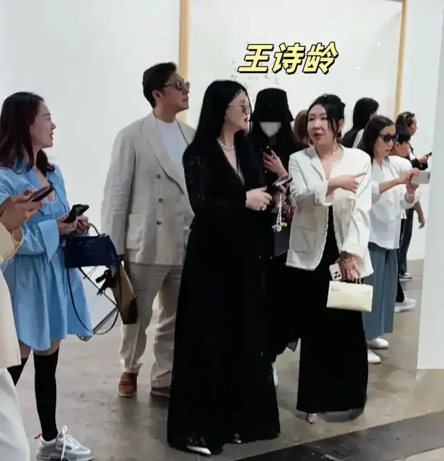 一直以为有钱人衣服很高级不会皱，直到看到了王岳伦这身我释怀了