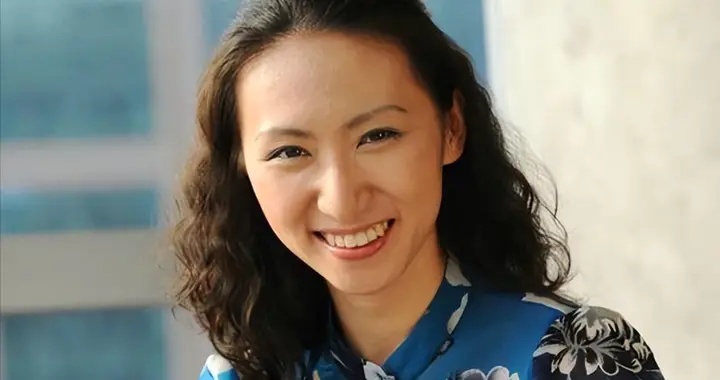 她18岁保送清华，27岁博士毕业，4年生3娃，能帮“世界首富”花钱