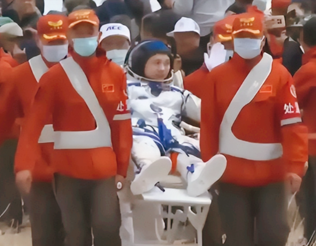 神十九回家，中国航天员出舱抬着走，美国的却活蹦乱跳，为什么？