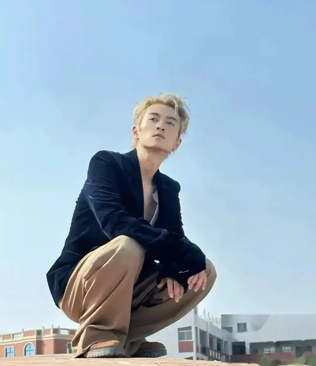 37岁陈晓离婚后模样大变！穿白色深V背心搭阔腿裤帅出新高度