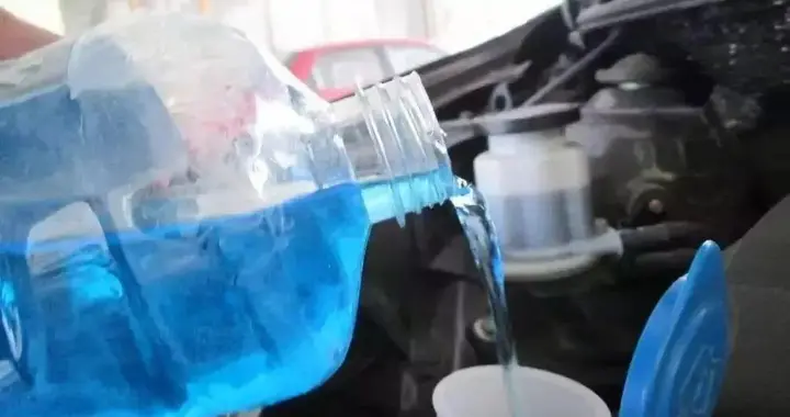 玻璃水和防冻剂：为啥它们要穿上“彩色外衣”？