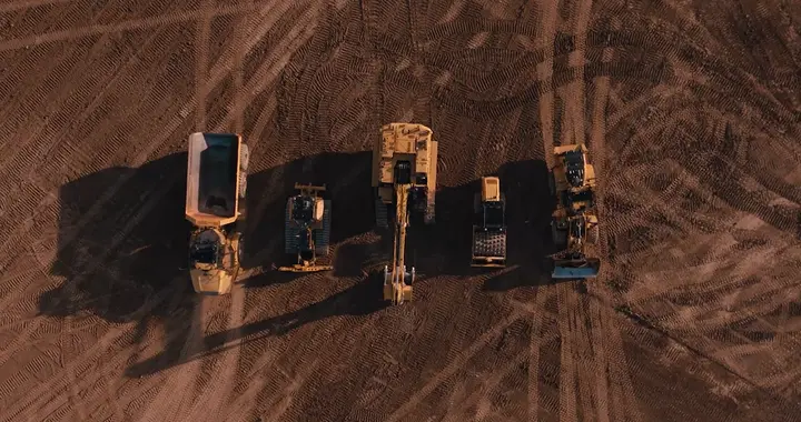 钢铁、传感器与芯片：Caterpillar 如何把边缘 AI 引进工业作业现场